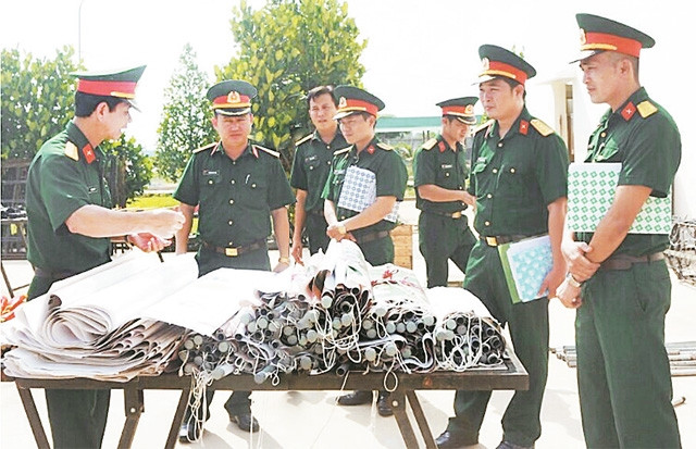 Đại diện Bộ Tư lệnh TP Hồ Chí Minh và Trung đoàn Gia Định kiểm tra công tác chuẩn bị huấn luyện chiến sĩ mới.