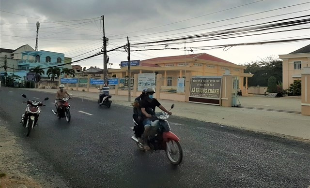 Cơn mưa trưa 13-4, kéo dài cả giờ và có nhiều gió mạnh xuất hiện hất hết các địa phương ở Sóc Trăng. 