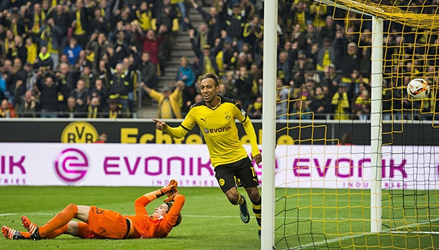 Aubameyang tỏa sang với một cú hattrick vào lưới Augsburg. (ảnh: Sina).