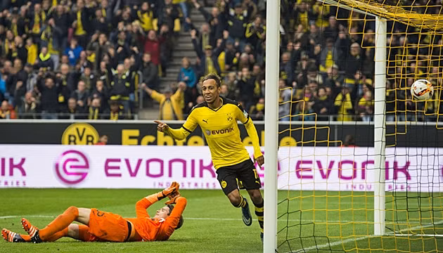 Aubameyang tỏa sang với một cú hattrick vào lưới Augsburg. (ảnh: Sina).