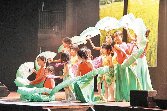 Thiếu nhi Việt kiều biểu diễn trong ngày hội Tết tại Paris năm 2015.