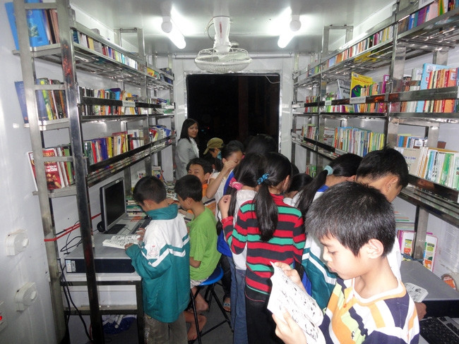 Xe ô-tô lưu động của Thư viện tỉnh Yên Bái phục vụ học sinh dân tộc.