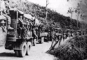 Đoàn xe cam-nhông của Pháp chở quân lên ứng cứu Đông Khê trong Chiến dịch Biên giới 1950 nhưng sau đó đã bị quân ta chặn đánh. (Ảnh tư liệu)