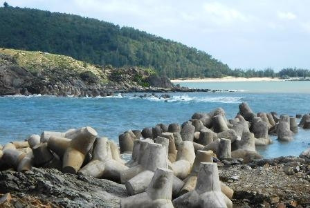 Tuyến đê biển dài 330 m, giá trị xây dựng khoảng 50 tỷ , bị sóng đánh tan