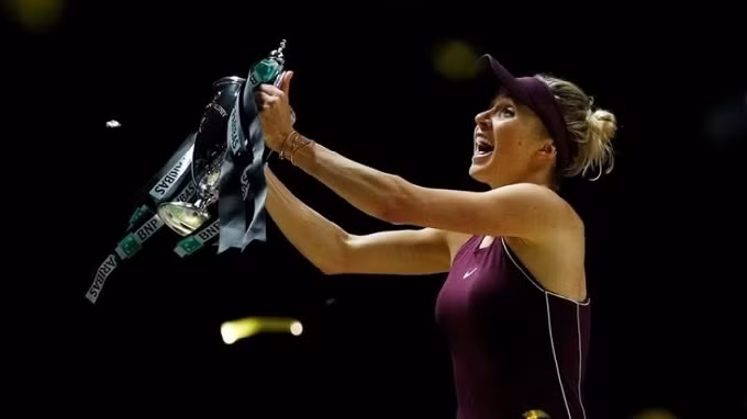 Elina Svitolina ăn mừng chiếc cúp vô địch WTA Finals đầu tiên trong sự nghiệp. (Ảnh: Reuters)