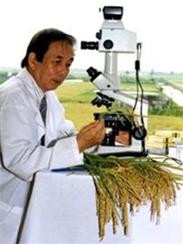 GS Vũ Tuyên Hoàng là<br>một trong số hàng trăm nhà<br>KH tiêu biểu được phong GS<br>thời tên gọi "học hàm".