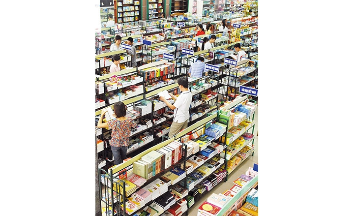Trong những giá sách bạt ngàn này, sách nội chỉ khiêm tốn chiếm 1/4. ẢNH | KHÁNH AN