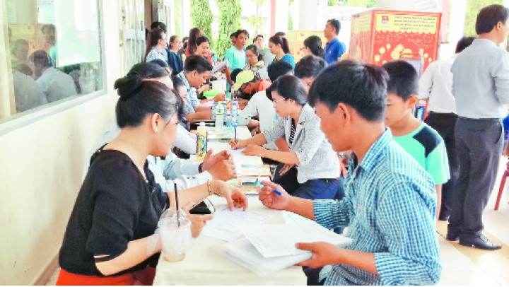 Huyện Nhà Bè thường xuyên tổ chức sàn giao dịch, giới thiệu việc làm cho thanh niên, người lao động.