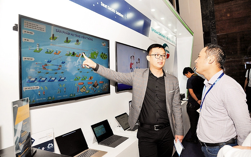 Viettel giới thiệu sản phẩm tại Triển lãm quốc tế về Công nghiệp 4.0. Ảnh | TRẦN GIANG
