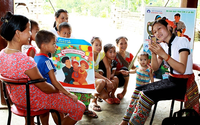 Tuyên truyền về công tác dân số cho người dân huyện miền núi Quế Phong (Nghệ An). Ảnh: DƯƠNG NGỌC