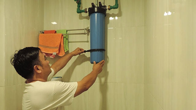 Người dân phải trang bị thêm hệ thống lọc nước do nguồn nước sinh hoạt không bảo đảm chất lượng. Ảnh: NGỌC THI