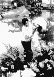 Hoa tươi Ngọc Hà Xuân 1973 bên xác máy bay B.52.