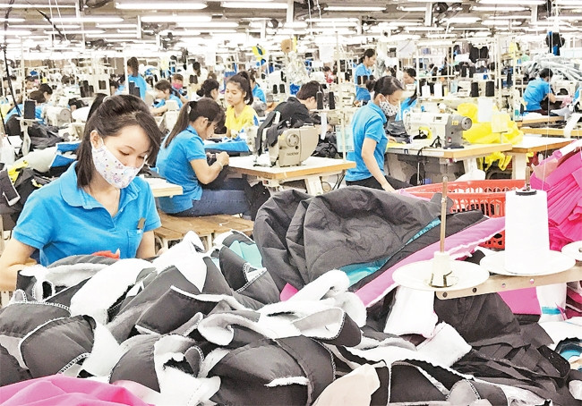 Công nhân trong các ngành dệt may, linh kiện điện tử là những đối tượng dễ mất việc làm.