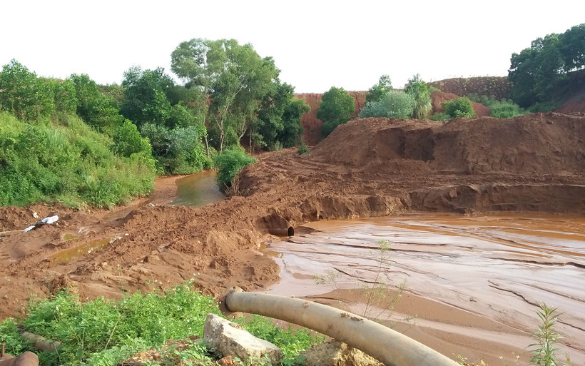Bùn đỏ thải trực tiếp xuống suối
