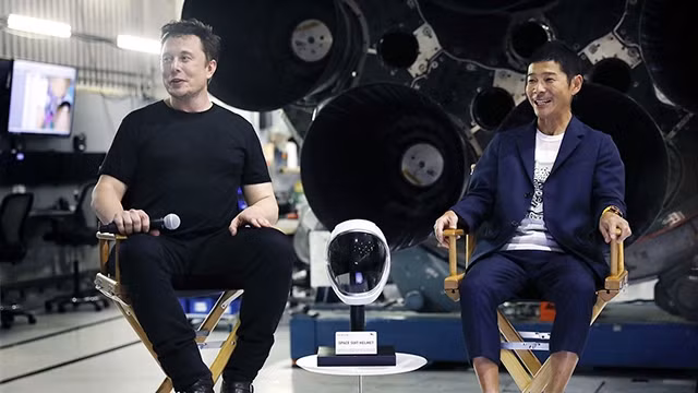 Tỷ phú Yusaku Maezawa (phải) và Elon Musk tại hội trường của SpaceX. Ảnh: LOS ANGELES TIMES
