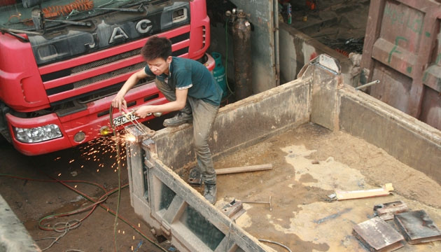 Cắt và gia công lại thùng xe tải.