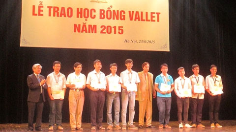 GS Odon Vallet và Bộ trưởng Khoa học - Công nghệ Nguyễn Quân trao học bổng cho các học sinh đoạt huy chương trong các kỳ Olympic 2015.