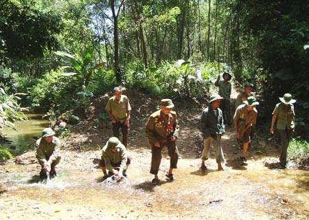 Các cựu chiến binh về thăm lại di tích lịch sử Khe Hó, trên đường Hồ Chí Minh.