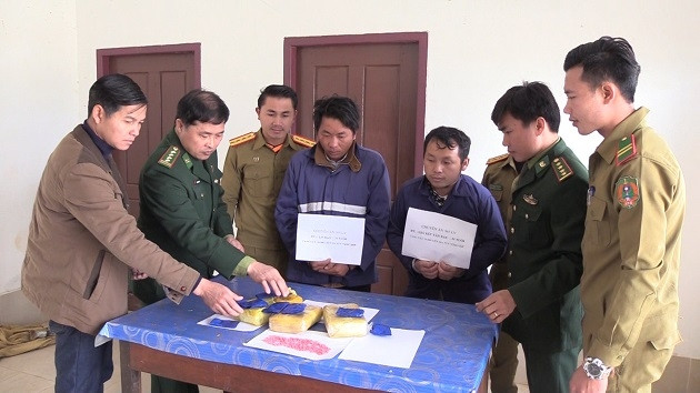 Hai đối tượng bị bắt giữ cùng tang vật.