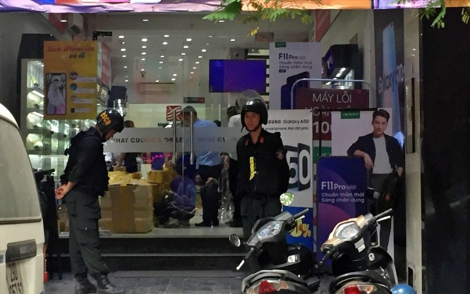  Lực lượng chức năng tiến hành kiểm tra tại cửa hàng Nhật Cường nằm trên phố Lý Quốc Sư.