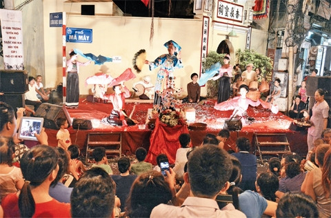 Biểu diễn nghệ thuật âm nhạc dân gian tại khu vực phố đi bộ thu hút đông du khách.  Ảnh: DUY LINH