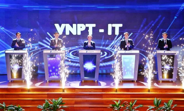 Các đại biểu ấn nút ra mắt Công ty VNPT-IT.