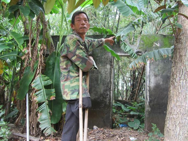 Kho thuốc BVTV trong vườn gia đình ông Trần Toàn ở thôn Gia Độ, xã Triệu Độ, huyện Triệu Phong (Quảng Trị) thường xuyên bốc mùi hôi nồng nặc.