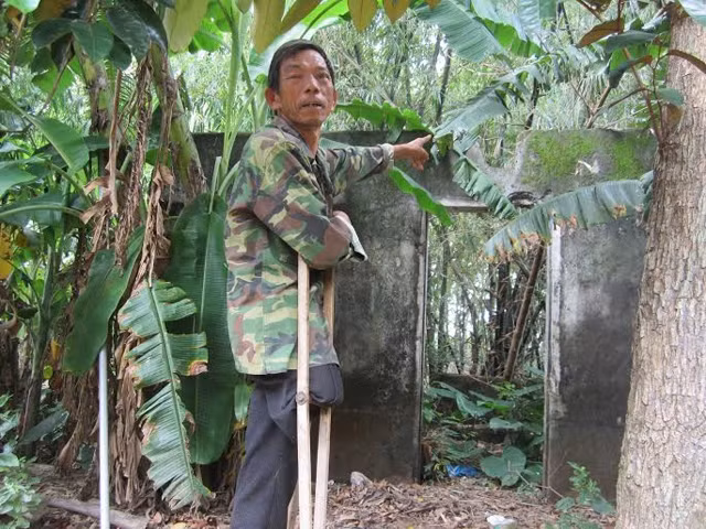 Kho thuốc BVTV trong vườn gia đình ông Trần Toàn ở thôn Gia Độ, xã Triệu Độ, huyện Triệu Phong (Quảng Trị) thường xuyên bốc mùi hôi nồng nặc.