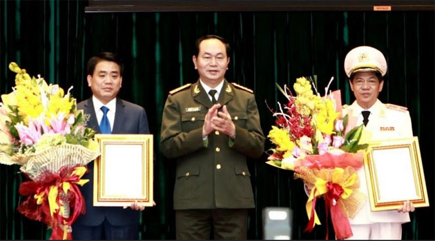 Bộ Trưởng Công an Trần Đại Quang tặng hoa chúc mừng đồng chí Thiếu tướng Nguyễn Đức Chung và Thiếu tướng Đoàn Duy Khương.