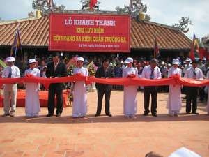 Cắt băng khánh thành Khu lưu niệm Đội Hoàng Sa kiêm quản Bắc Hải.