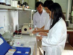 Thạc sĩ Văn (trong cùng) cùng hai
đồng nghiệp tại Phòng kỹ thuật
Sinh học nghiệp vụ kiểm tra
foocmon trong bánh phở.