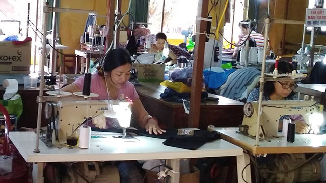 Thợ “may nóng” ở chợ Hội An. 