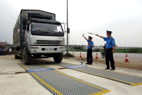 Lực lượng chức năng triển khai kiểm soát tải trọng xe trên địa bàn Hà Nội.