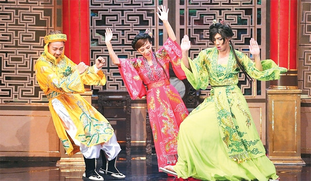 Trấn Thành (ngoài cùng, bên phải) giả gái trong chương trình Hội ngộ danh hài 2015.