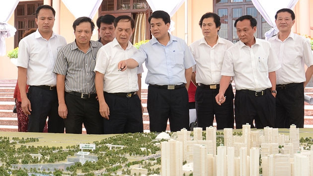 Chủ tịch UBND TP Hà Nội xem sa bàn quy hoạch chi tiết tuyến Nhật Tân - Nội Bài (Ảnh: Duy Linh).