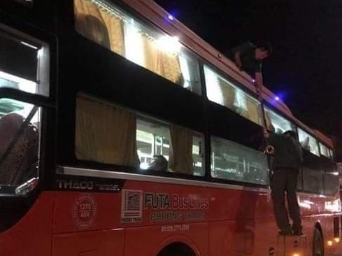 Xe ô-tô khách bị bể kính khi qua địa bàn huyện Xuân Lộc.