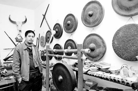 Giám đốc Bảo tàng không gian văn hóa Mường, họa sĩ Vũ Ðức Hiếu tại một gian trưng bày của bảo tàng.