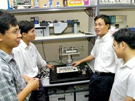 GS.TS Nguyễn Hữu Đức
cùng các học trò của ông.