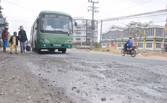 Nhiều đoạn của quốc lộ 30 chưa được thi công, tiềm ẩn nguy cơ mất an toàn giao thông.