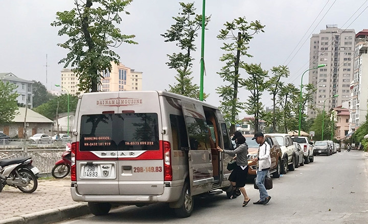 Xe chở khách của nhà xe Đại Nam đón khách ở ngõ 153 Trường Chinh (Hà Nội).