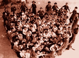 Sinh viên tình nguyện Hà Nội tuyên truyền
phòng, chống ma túy cho trẻ em thông qua
các hoạt động cộng đồng.