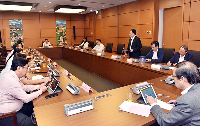 Ðại biểu Quốc hội các tỉnh Hà Giang, Hà Tĩnh, Hậu Giang và Hải Dương thảo luận tại tổ. Ảnh: DUY LINH