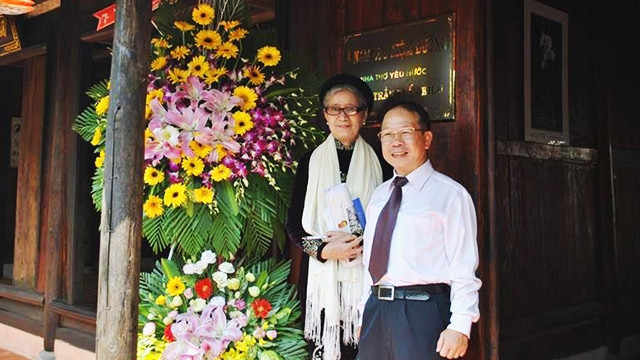 Bà Lan Hinh (bên trái) con gái nhà thơ Trần Tuấn Khải. Nguồn: xhnv.vhu.edu.vn