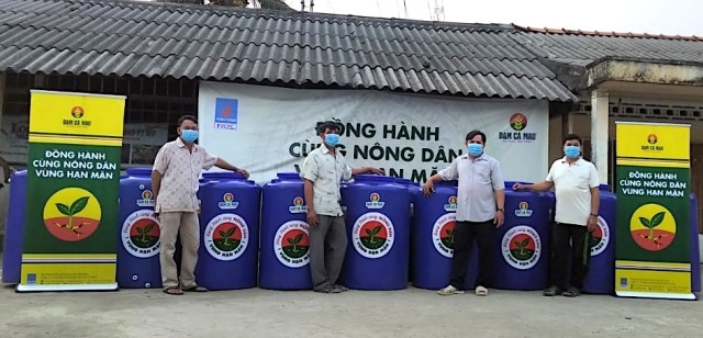 Đạm Cà Mau trao tặng bồn nước cho người dân vùng hạn hán.