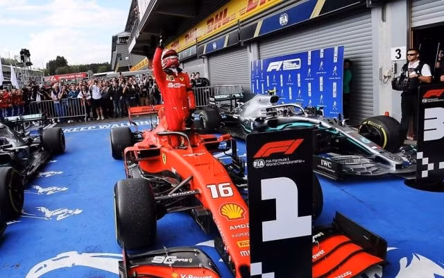 Charles Leclerc ăn mừng chiến thắng chặng F1 đầu tiên trong sự nghiệp của mình trong im lặng để tưởng nhớ tới người bạn xấu số Anthoine Hubert. (Ảnh: F1)