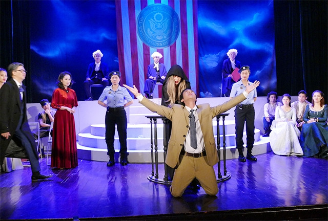 Cảnh trong vở Người mẹ trước vành móng ngựa.