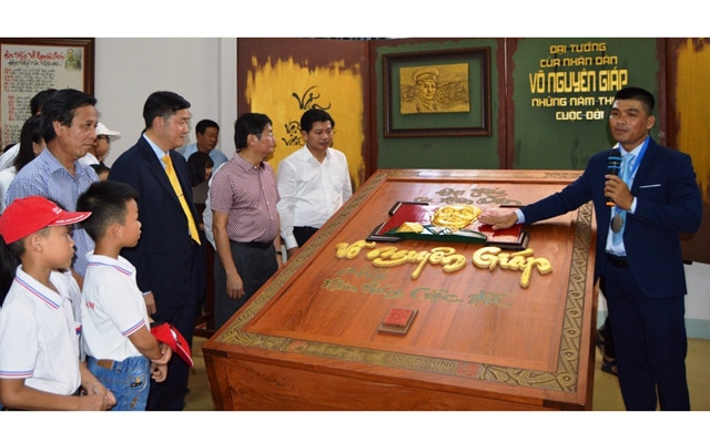 Lễ tiếp nhận sách thư pháp bằng tiếng Việt “Đại tướng của nhân dân - Võ Nguyên Giáp - Những năm tháng cuộc đời”.