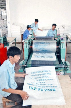 Sản xuất bao bì nhựa tại cơ sở sản xuất bao bì Hoàng Vân (quận Tân Bình).
