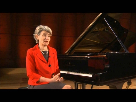 Tổng giám đốc UNESCO I-ri-na Bô-kô-va trên diễn đàn..