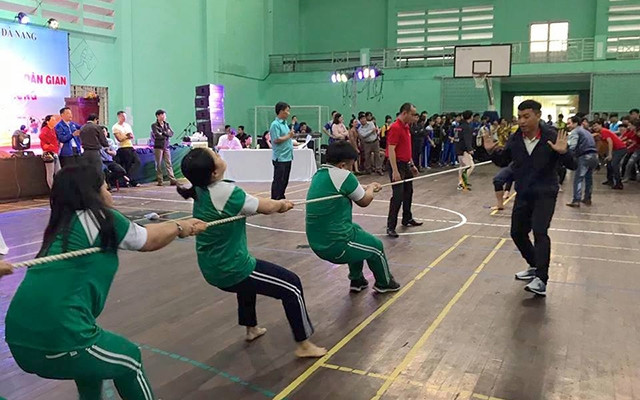 Học sinh Đà Nẵng tham gia trò chơi kéo co. Ảnh: HOÀNG VƯƠNG